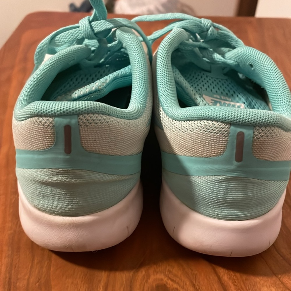 Nike youth running shoes size 4.5 aqua - Picture 3 of 5